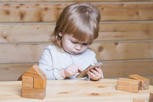 Resource toddler-on-iphone